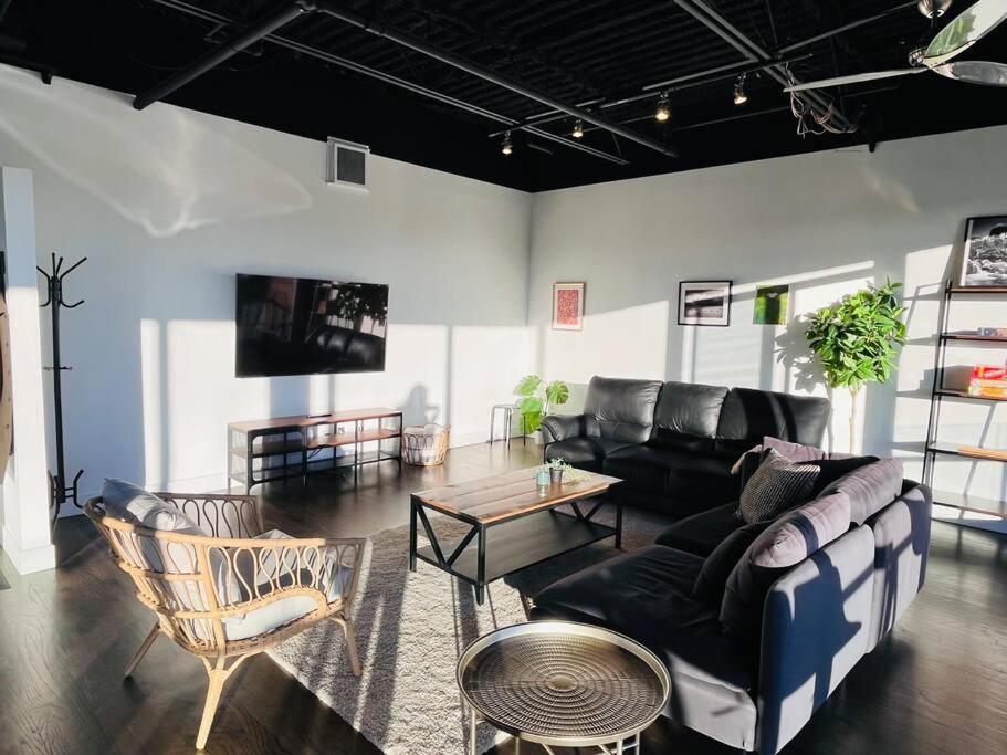 Sunny Penthouse On 17Th Ave, 1 Bedroom, 1 Loft Bed With Ladder, 1 Sofa Bed, Sleeps 6, Downtown YYC Eksteriør billede