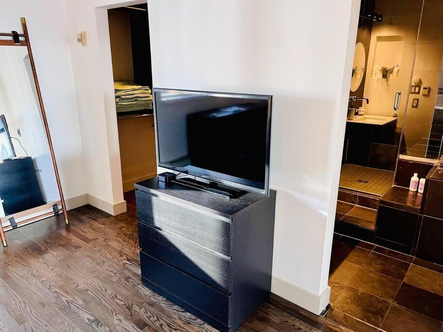 Sunny Penthouse On 17Th Ave, 1 Bedroom, 1 Loft Bed With Ladder, 1 Sofa Bed, Sleeps 6, Downtown YYC Eksteriør billede