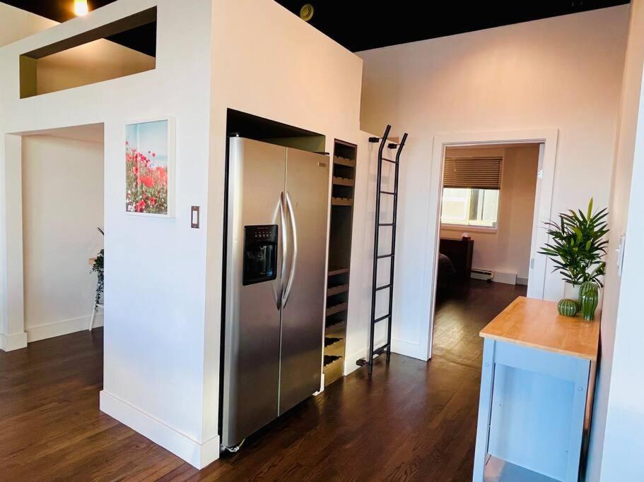 Sunny Penthouse On 17Th Ave, 1 Bedroom, 1 Loft Bed With Ladder, 1 Sofa Bed, Sleeps 6, Downtown YYC Eksteriør billede