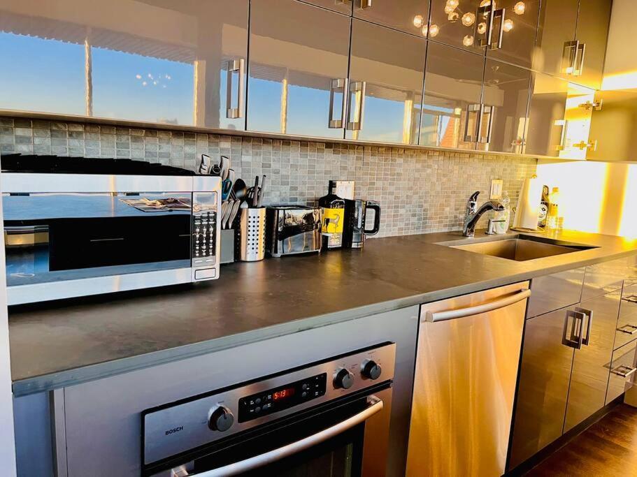 Sunny Penthouse On 17Th Ave, 1 Bedroom, 1 Loft Bed With Ladder, 1 Sofa Bed, Sleeps 6, Downtown YYC Eksteriør billede