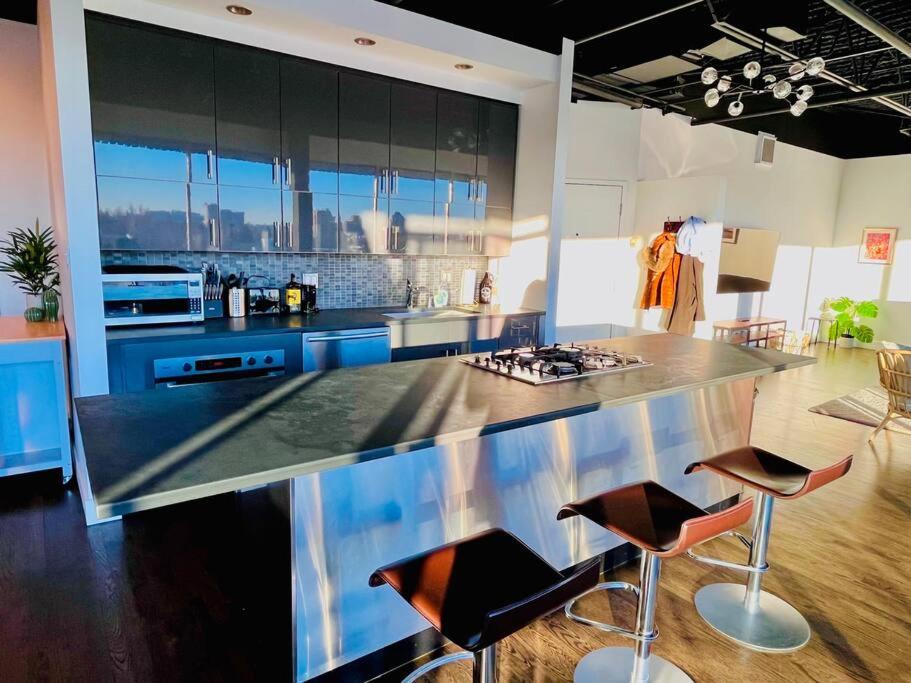Sunny Penthouse On 17Th Ave, 1 Bedroom, 1 Loft Bed With Ladder, 1 Sofa Bed, Sleeps 6, Downtown YYC Eksteriør billede